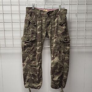 VTG. Levi's Women's Distressed Green Camouflage Cargo KNICKERS/Capri's, Size 3